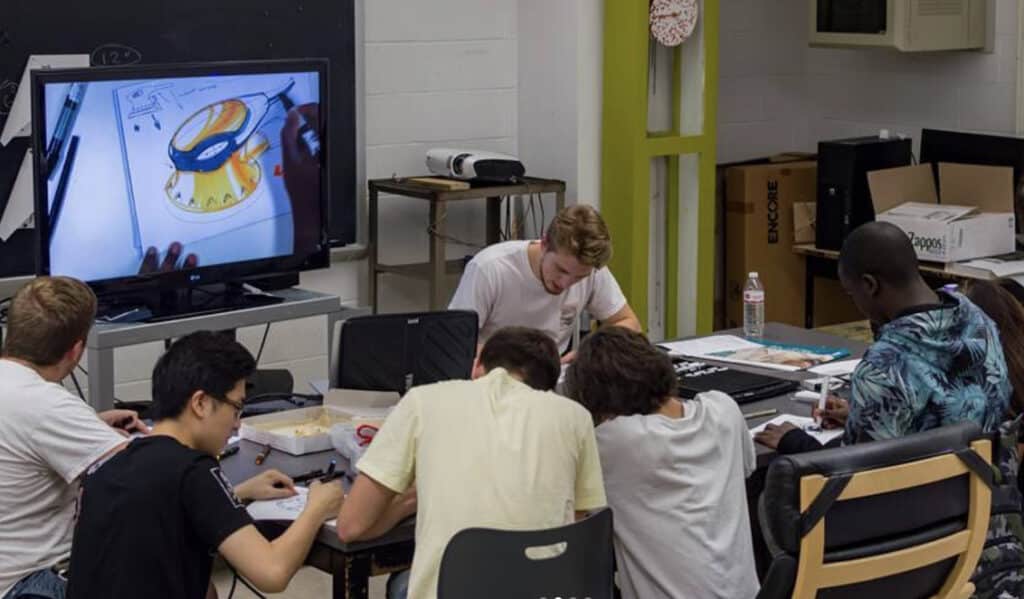 Students at Shintaro Akatsu School of Design take a sketching class